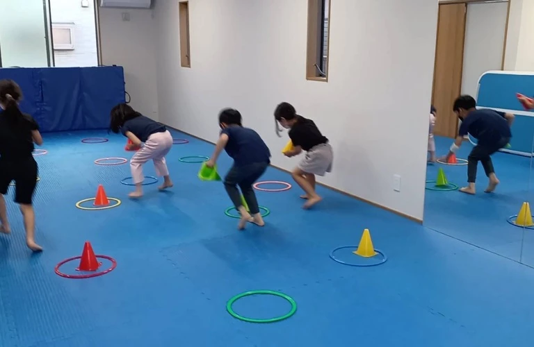 遊びながら学ぶ体操教室で、好きなスポーツを見つける！|川口市の運動教育はらっきねす運動教室